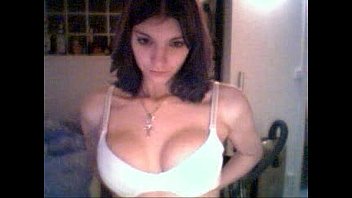 Angela webcam mostrando os peitos