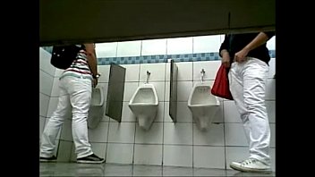 Banheiro publico gay pegacao