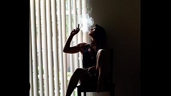 Mulher muito linda fumando