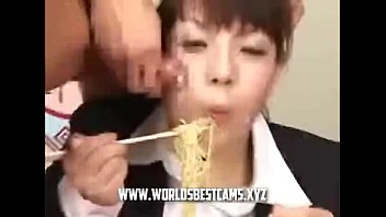 Comendo uma japonesa