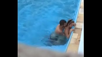 Sexo lesbico na piscina