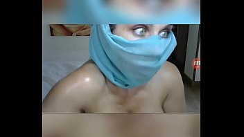 Mulher arabe se masturbando