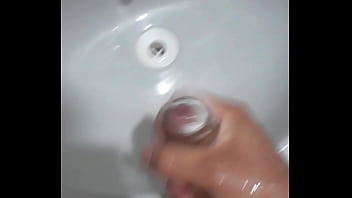Batendo punheta no banheiro homem