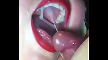 Boca de espermo liberando espermo na boca