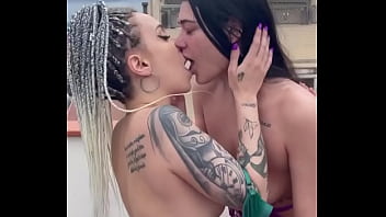 Beijo lésbica beijando coroa com uma novinhas