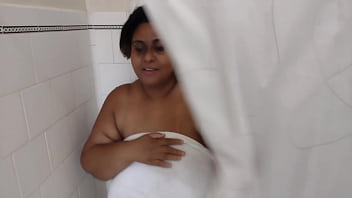 Rita cadilac sem roupa no banheiro tomando banho pelada