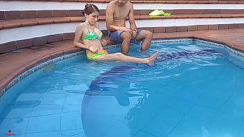 Sexo com a irmã na piscina