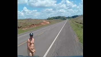 Batendo punheta e gozando nelas na rua