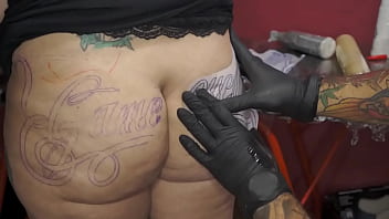 Mulher casada tatuando o cu