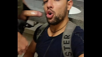 Gay gemendo no banheiro do metro