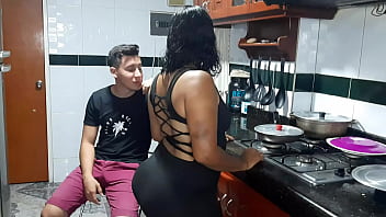 Coroa loira transado na cozinha