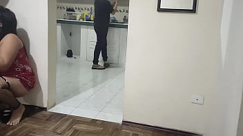 Transei com minha madrasta na frente do meu pai, lavando louça